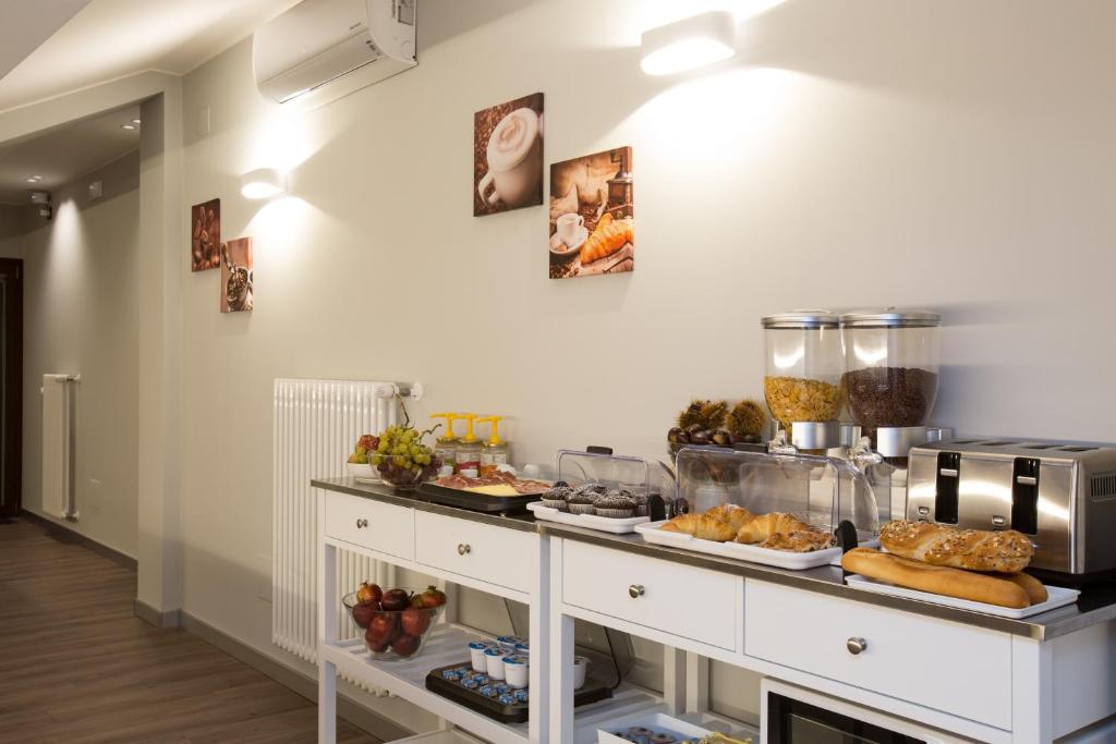 una cucina con bancone e cibo di Etna Sunrise b&b a Zafferana Etnea