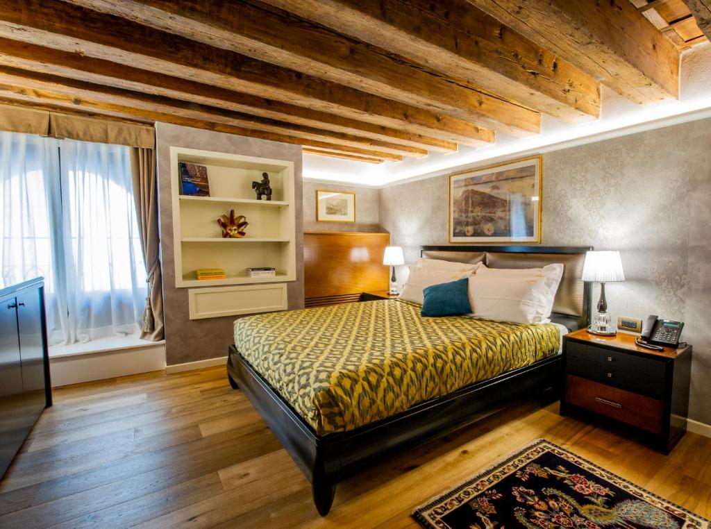 1 dormitorio con cama y techo de madera en EGO' Residence Venice, en Venecia