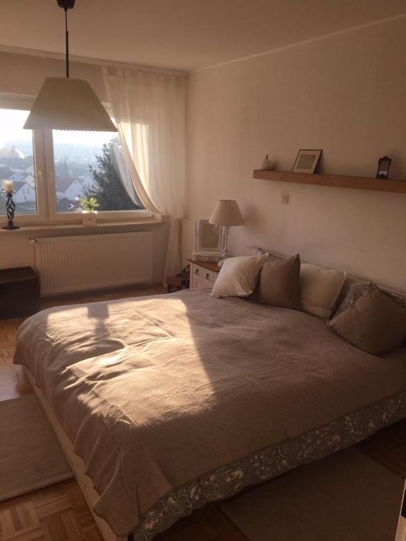 En eller flere senge i et værelse på Ferienwohnung Schöne Aussicht Bad Camberg