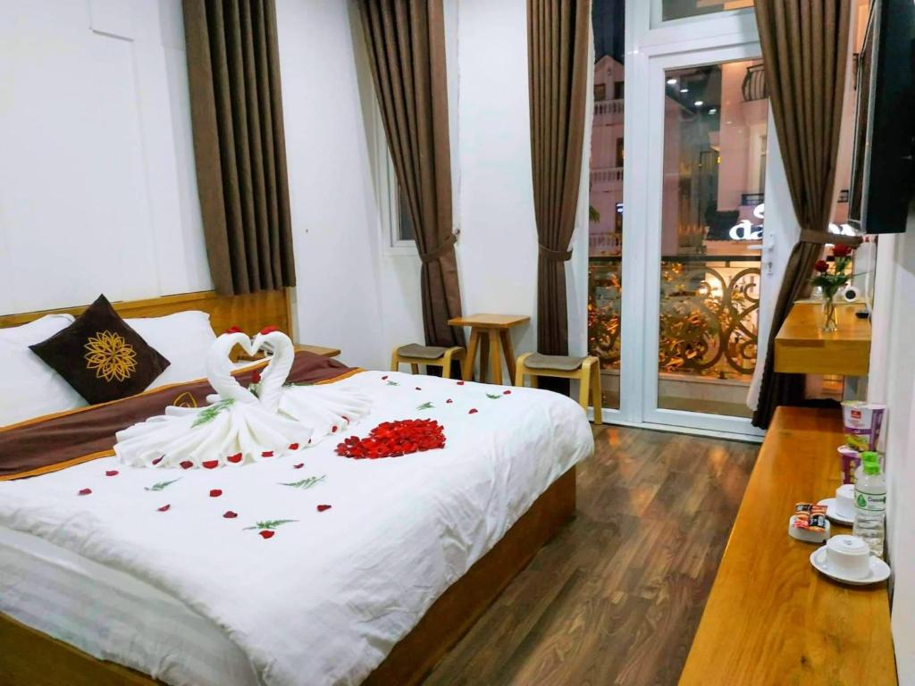 Postel nebo postele na pokoji v ubytování Phuong Anh Hotel