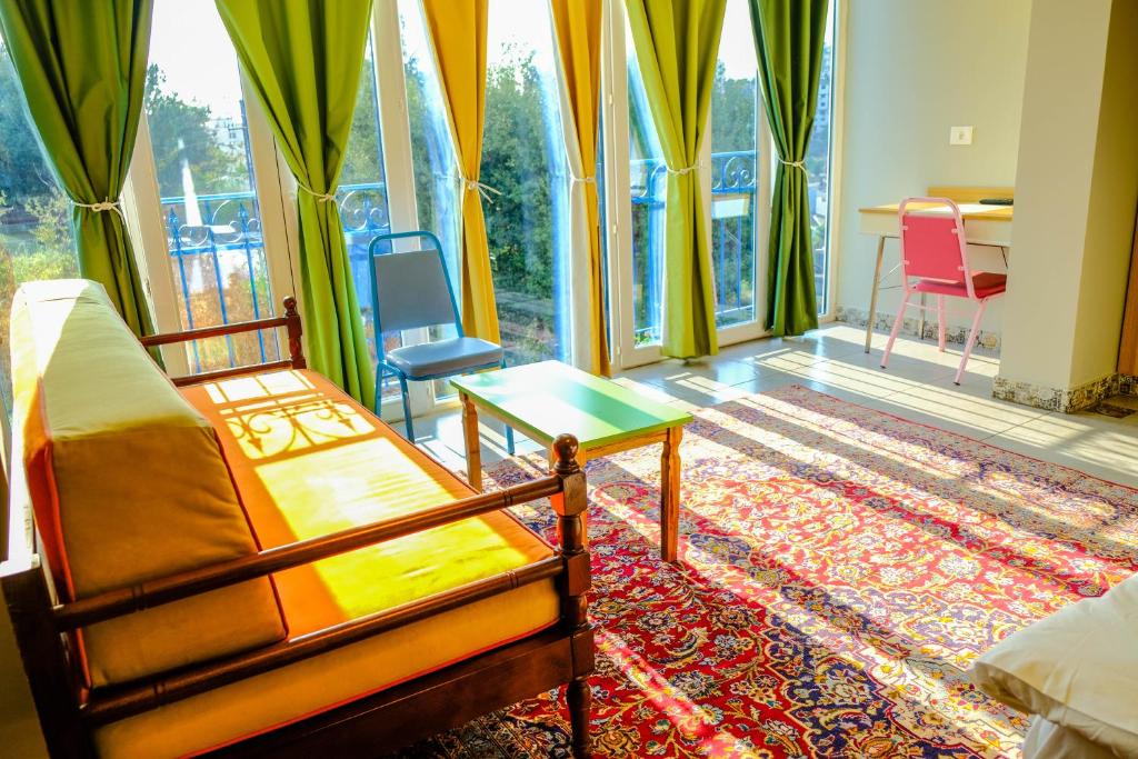 Damask Rose, Lebanese Guest House - Camera Familiare Con Balcone