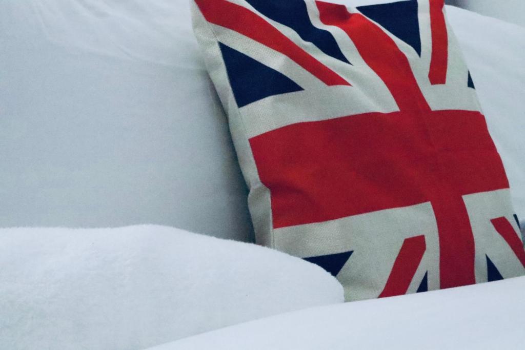 un lien avec le drapeau friable qui y est apposé dans l'établissement Luxury Suites near Wembley Stadium, à Londres