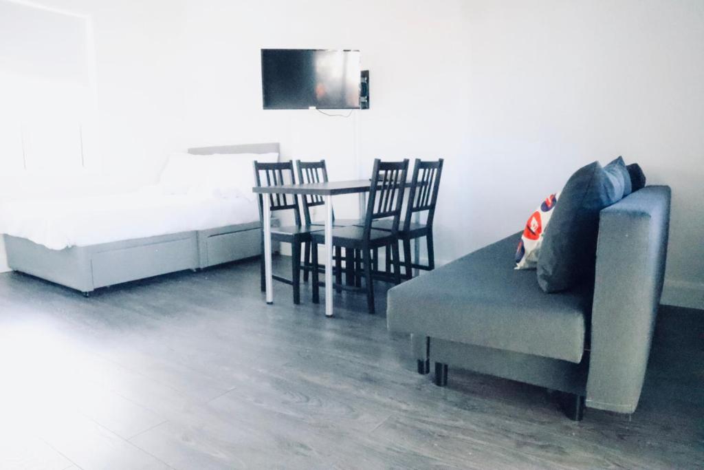 Luxury Suites near Wembley Stadium, Wembley Arena, London Designer Outlet - King Studio With Sofa Bed