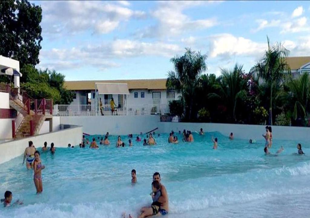 um grupo de pessoas a nadar numa piscina em Apto Lacqua diRoma I em Caldas Novas