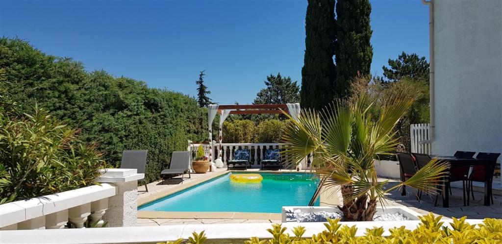 Photo de la galerie de l'établissement Villa T3 à 10' de Cassis - Piscine privée et cuisine d'été extérieure, à Carnoux-en-Provence