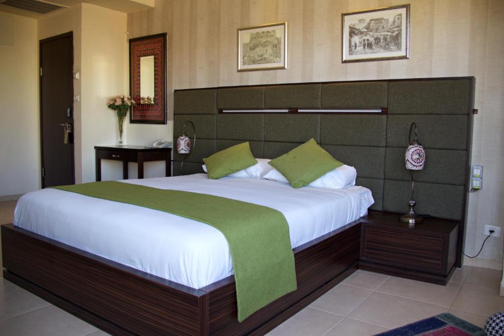 Postel nebo postele na pokoji v ubytování National Hotel - Jerusalem