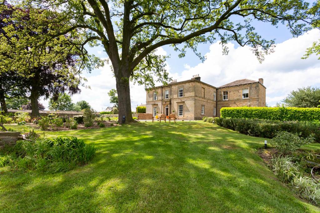 Emley Chateau Sleeps 17 with WiFi