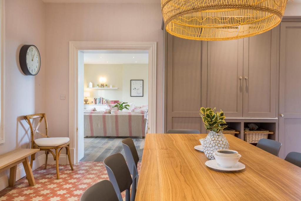 Emley Chateau Sleeps 17 with WiFi