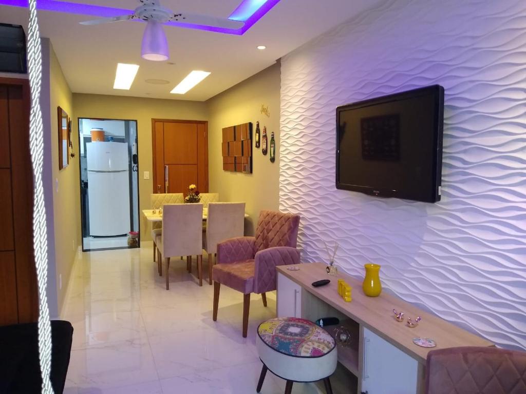 卡波布里奧的住宿－Apartamento Praia do Forte VIP，客厅设有壁挂式平面电视。