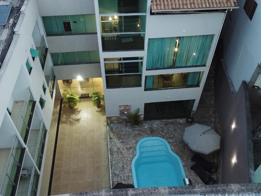 een uitzicht vanaf het balkon van een gebouw met een blauwe stoel bij Pousada Circuito dos Inconfidentes in Congonhas