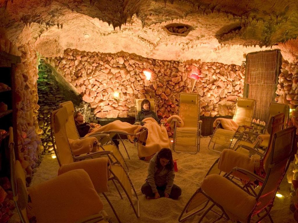チェホチネクにあるWilla Pod Jedlicąの石壁の部屋に座る人々