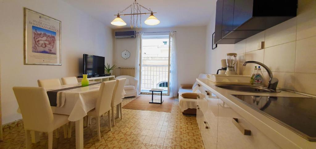 Kuchyňa alebo kuchynka v ubytovaní Prokonzul 2BR apartment in old town
