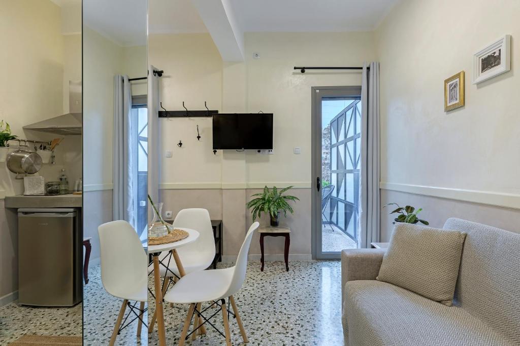 Televízia a/alebo spoločenská miestnosť v ubytovaní Athenian Lofts