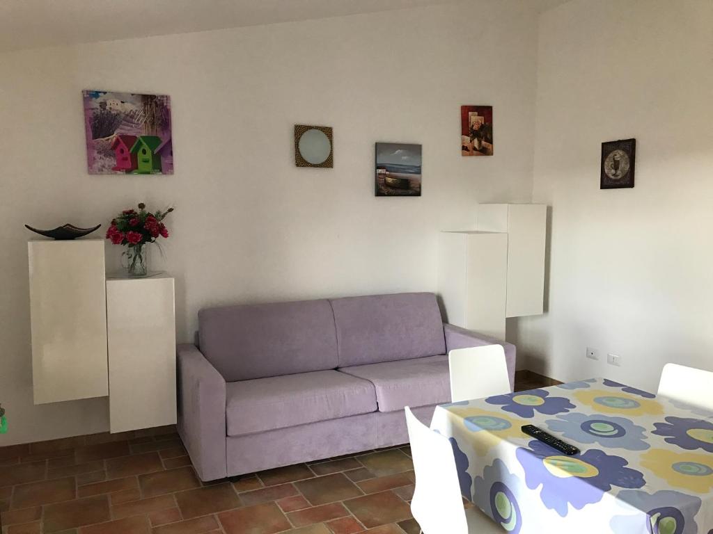 A seating area at Li Frati Biancheddi