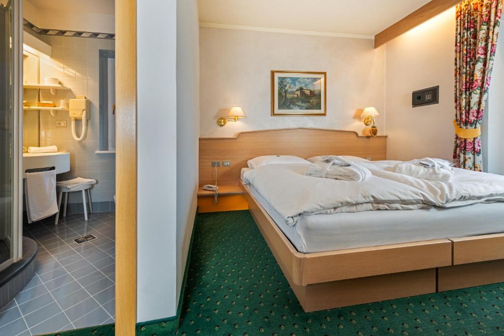 Posteľ alebo postele v izbe v ubytovaní Albergo Contrin