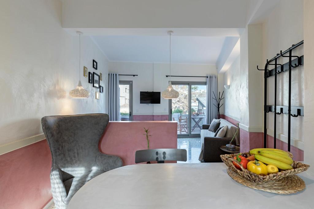 Televízia a/alebo spoločenská miestnosť v ubytovaní Athenian Lofts