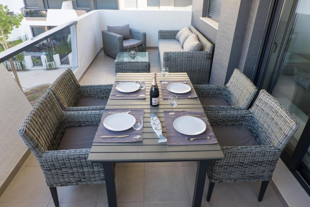 einen Tisch auf dem Balkon mit einem Tisch und Stühlen in der Unterkunft Apartament Sophia in Arenales del Sol
