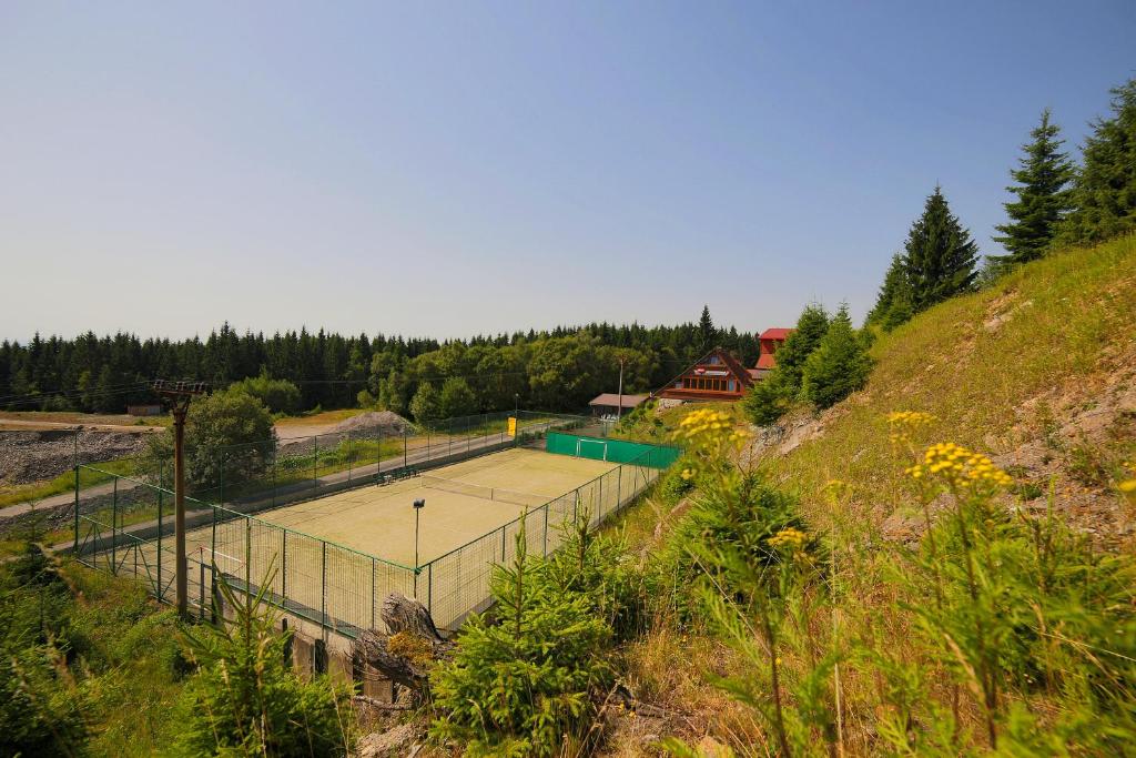 Tenis a/nebo squash v ubytování Pension H nebo okolí