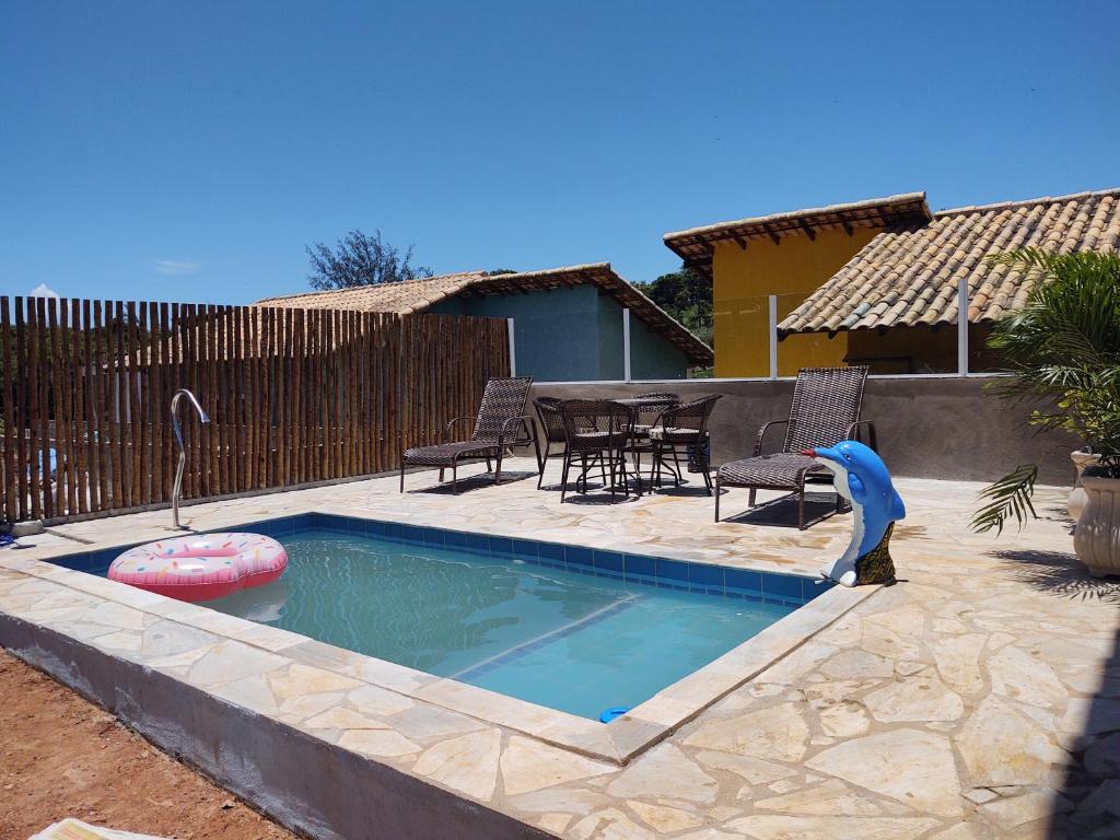 um pássaro azul ao lado de uma piscina em Blue sky House em Búzios