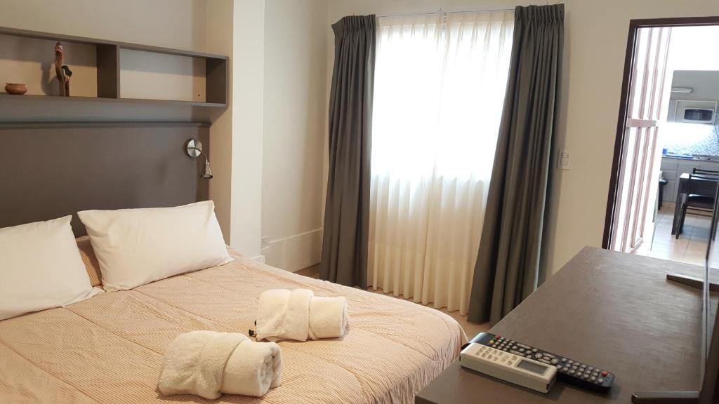 1 dormitorio con 1 cama y escritorio con teclado en Pachamama - Depto p/4 nuevo y a 5' del centro en Salta