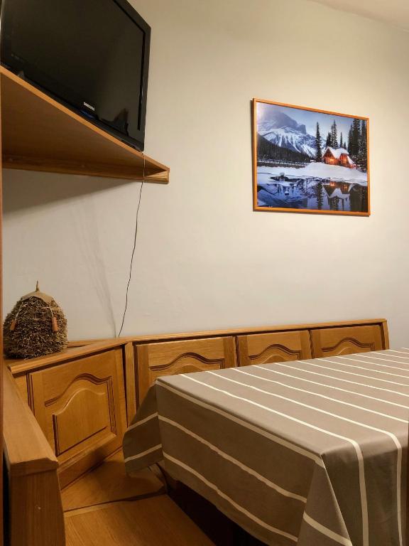 TV a/nebo společenská místnost v ubytování Anayet Sweet Home