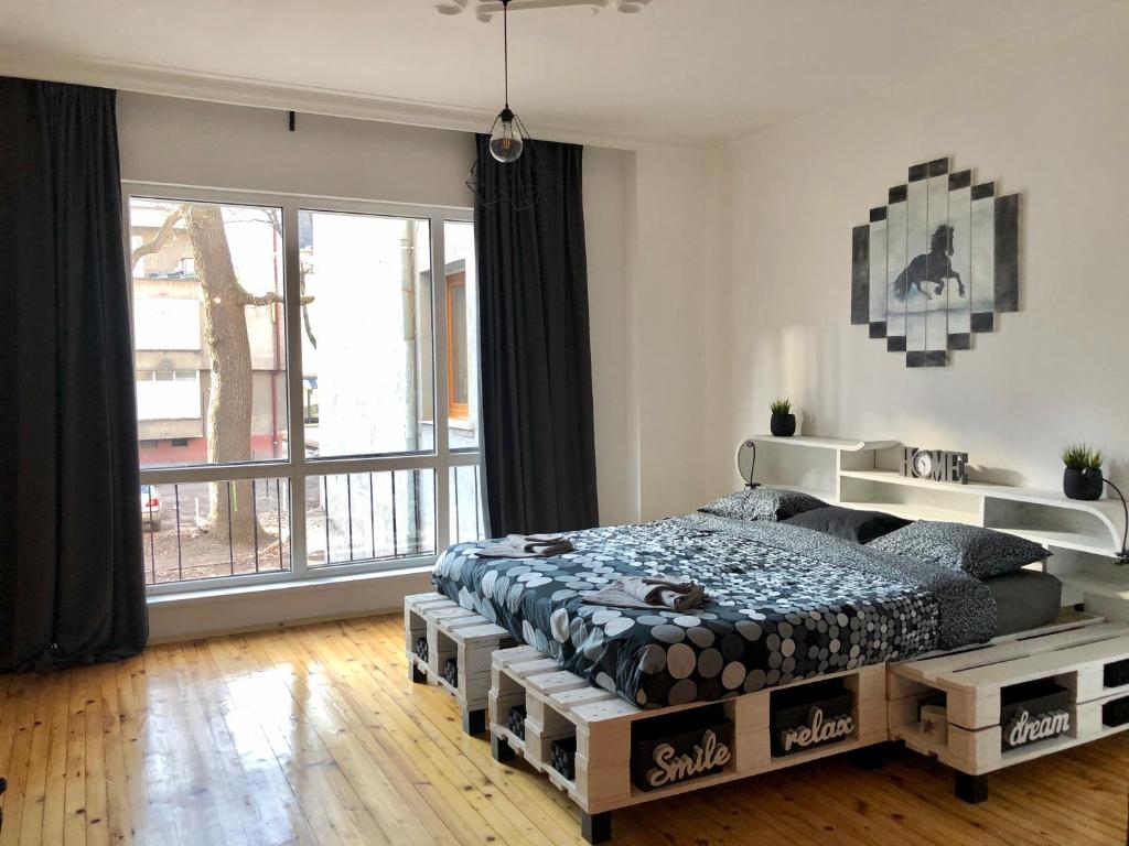 Spacious modern vintage flat in the heart of Sofia 객실 침대