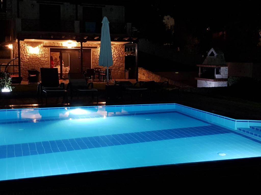Bazén v ubytovaní Kriopigi Paradise alebo v jeho blízkosti
