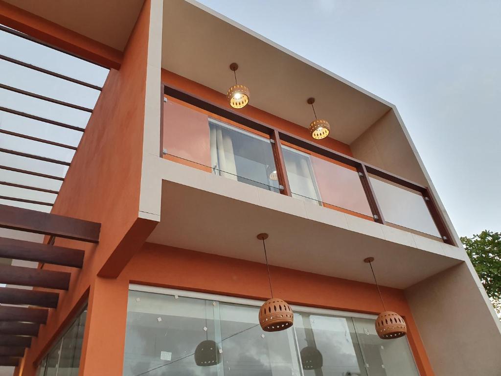 Casa moderna con ventanas de cristal y balcón. en Rota da Praia II, en Barra Grande