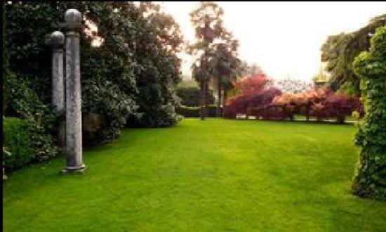 a park with a pole in the middle of a green field at Hotel Due Mori in Cittadella