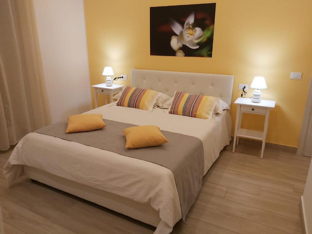 A Casa di Josephine في باليرمو: غرفة نوم بسريرين مع وسائد صفراء