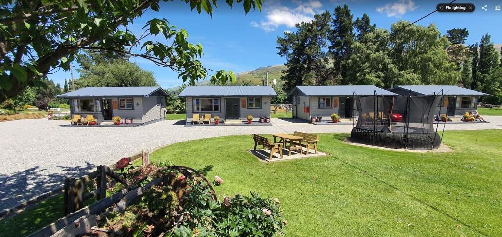 un grupo de casas en un parque con un patio en Roxburgh Clutha Gold TOP 10 Holiday Park en Roxburgh