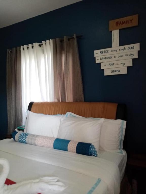 Postel nebo postele na pokoji v ubytování ANCHORAGE INN Moalboal