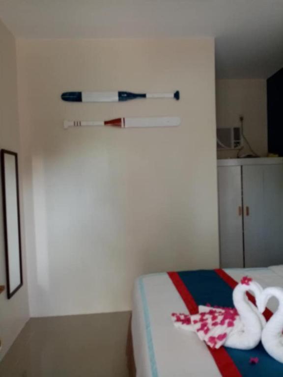Postel nebo postele na pokoji v ubytování ANCHORAGE INN Moalboal
