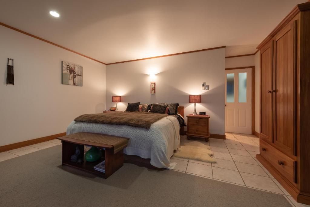 Postel nebo postele na pokoji v ubytování Puketotara Lodge