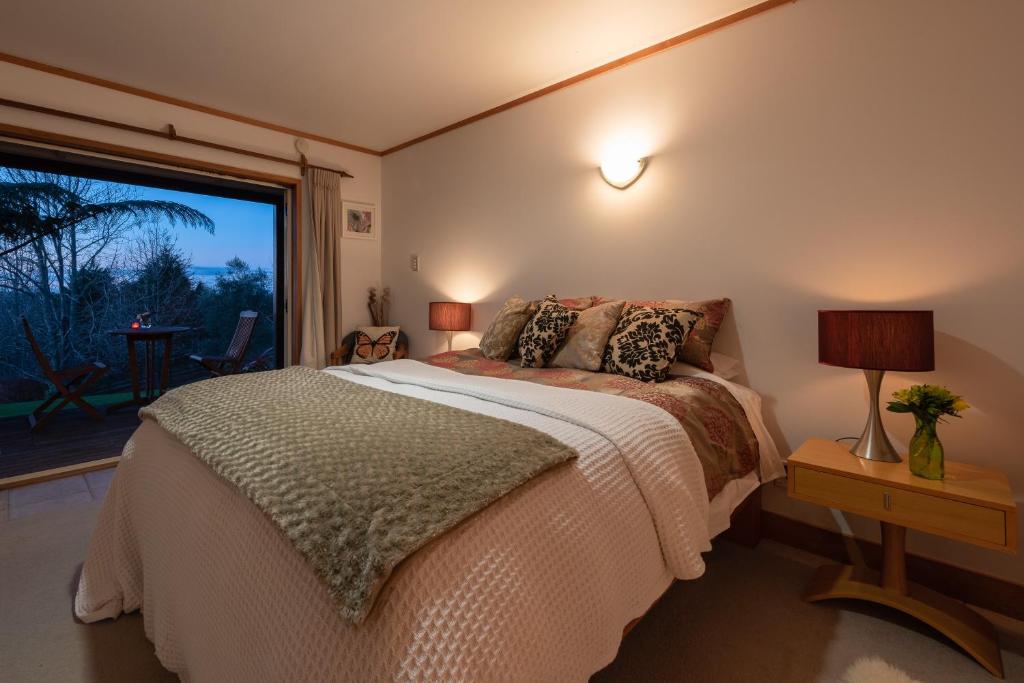Postel nebo postele na pokoji v ubytování Puketotara Lodge