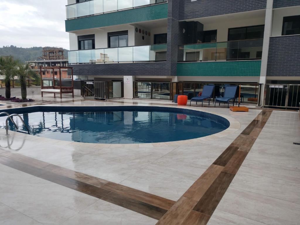 una gran piscina frente a un edificio en Apartamento de alto padrão no Spazio di Palmas, en Governador Celso Ramos