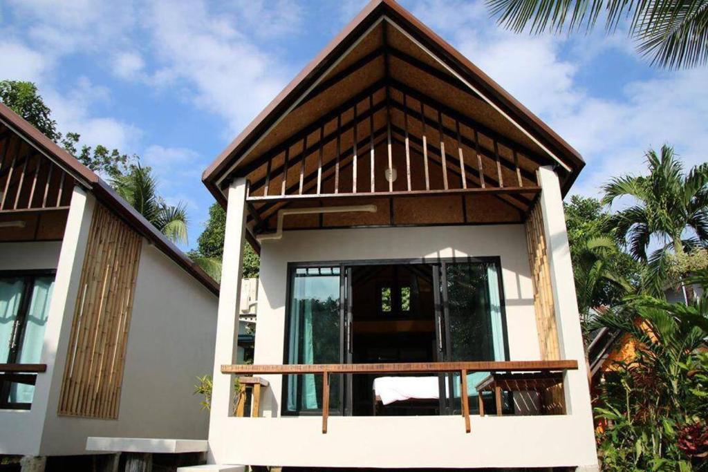 una pequeña casa con techo de gambrel en Anattaya Holiday Home, en Ko Yao Noi