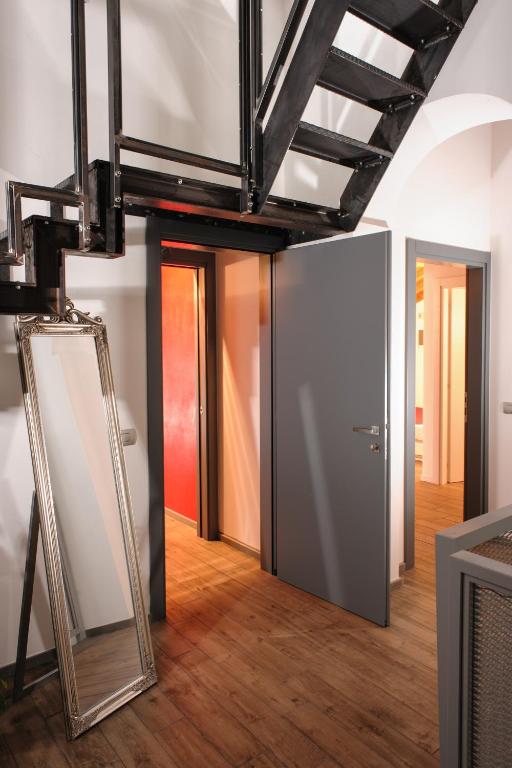 Pokój z dwoma drzwiami i lustrem na podłodze w obiekcie Tenuta Le Sorgive Agriturismo w mieście Solferino