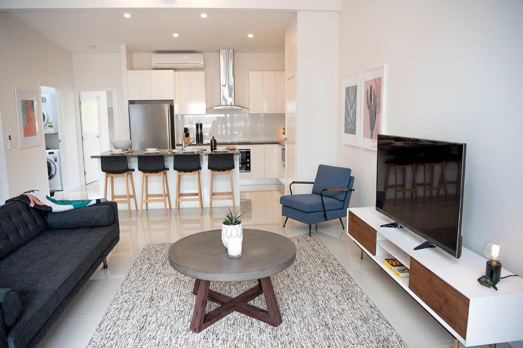 Acacia Villa في نوسا هيدز: غرفة معيشة بها أريكة وطاولة