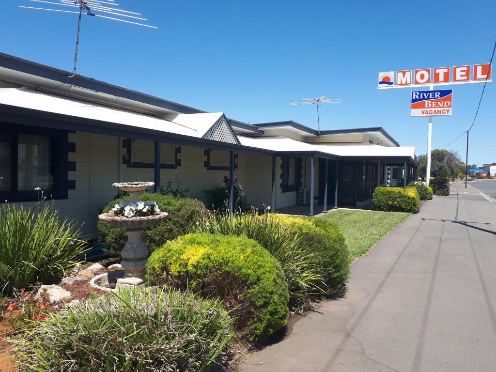 a building with a sign that reads motel at Motel Riverbend in Tailem Bend