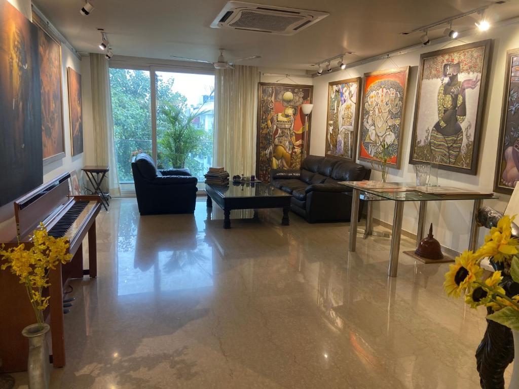 新德里的住宿－Art house Vasant Vihar New Delhi，客厅配有沙发和桌子