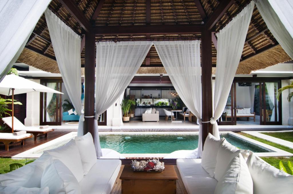 ケロボカンにある2BR Villa Michelle - Minggu Villasのスイミングプールとリゾート付きのヴィラ