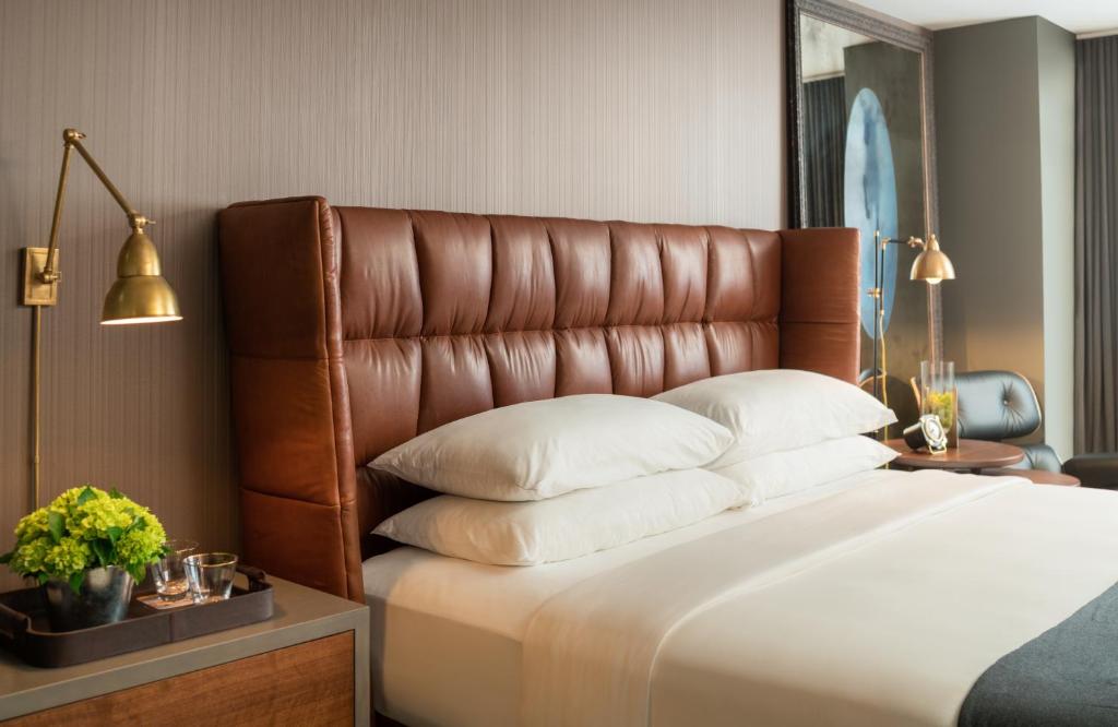 Hotel AKA Boston Common - King Room With Mobility Accessible Tub