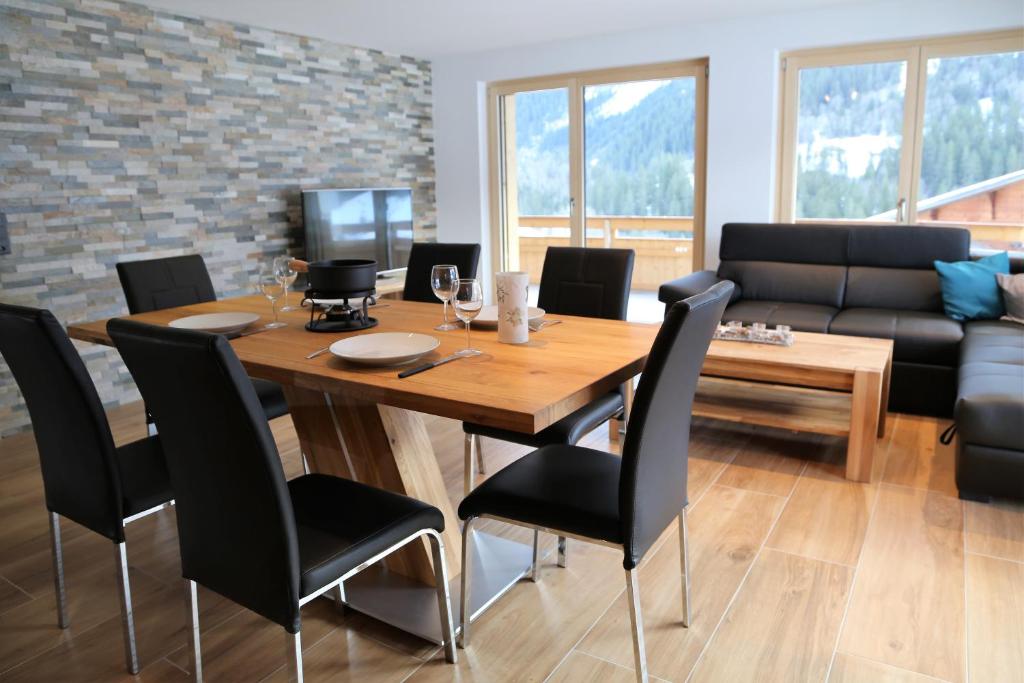 Khu vực ghế ngồi tại Chalet Mila