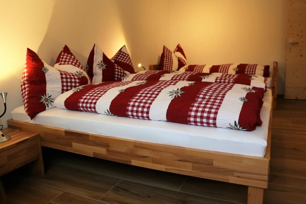 Giường trong phòng chung tại Chalet Mila