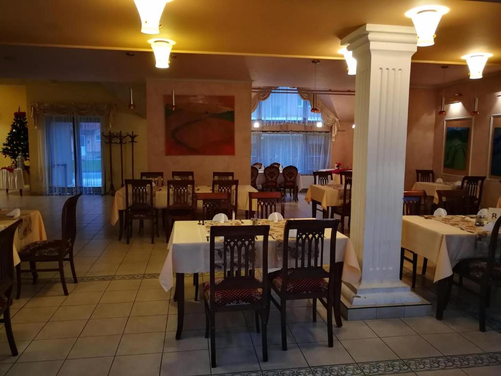 Reštaurácia alebo iné gastronomické zariadenie v ubytovaní Hotel Mladosť