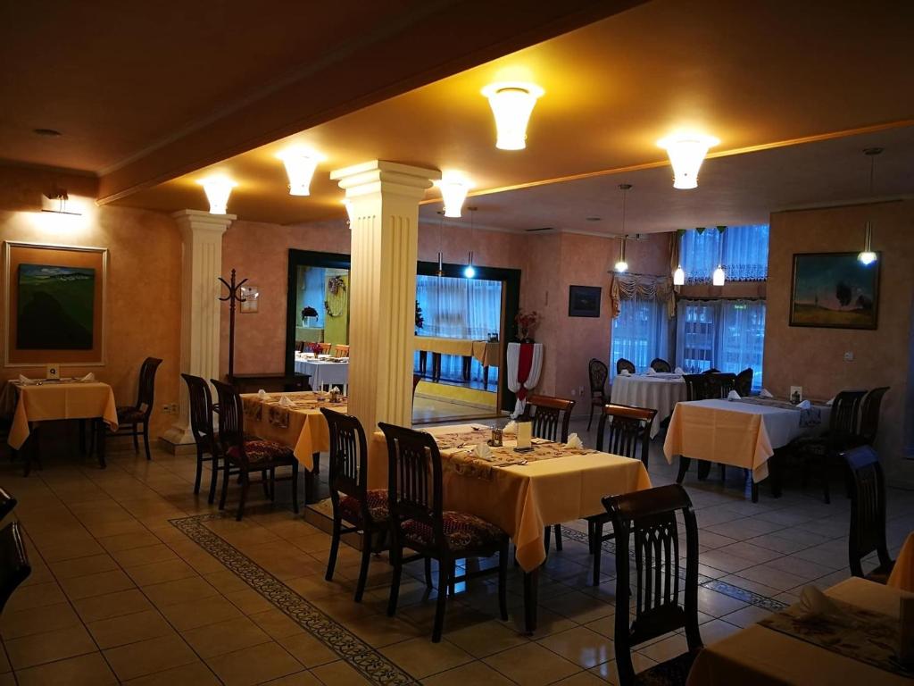 Reštaurácia alebo iné gastronomické zariadenie v ubytovaní Hotel Mladosť