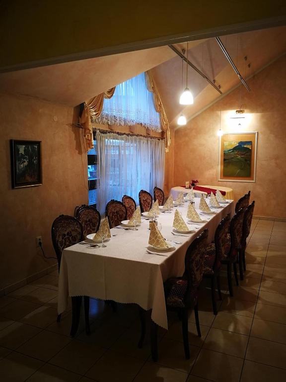 Reštaurácia alebo iné gastronomické zariadenie v ubytovaní Hotel Mladosť