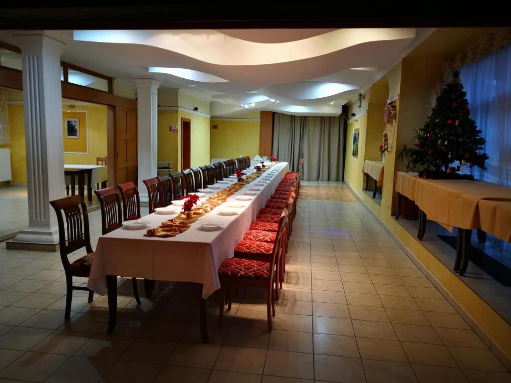 Reštaurácia alebo iné gastronomické zariadenie v ubytovaní Hotel Mladosť