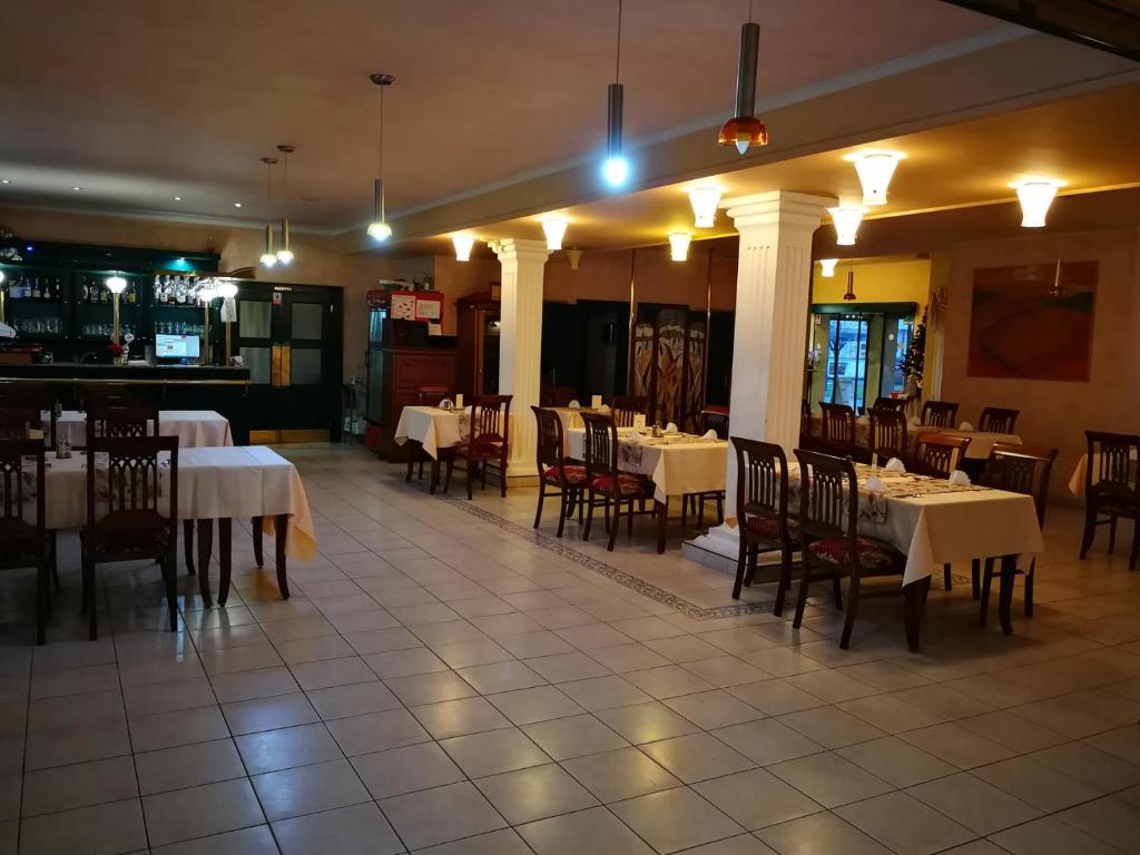 Reštaurácia alebo iné gastronomické zariadenie v ubytovaní Hotel Mladosť